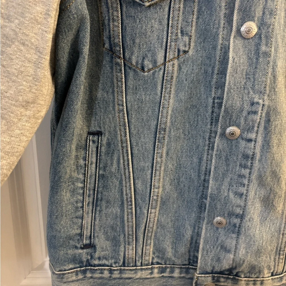 Men's Levi’s Light Blue Denim Jacket with Gray Hoodie Sleeves Sz Med NWT
